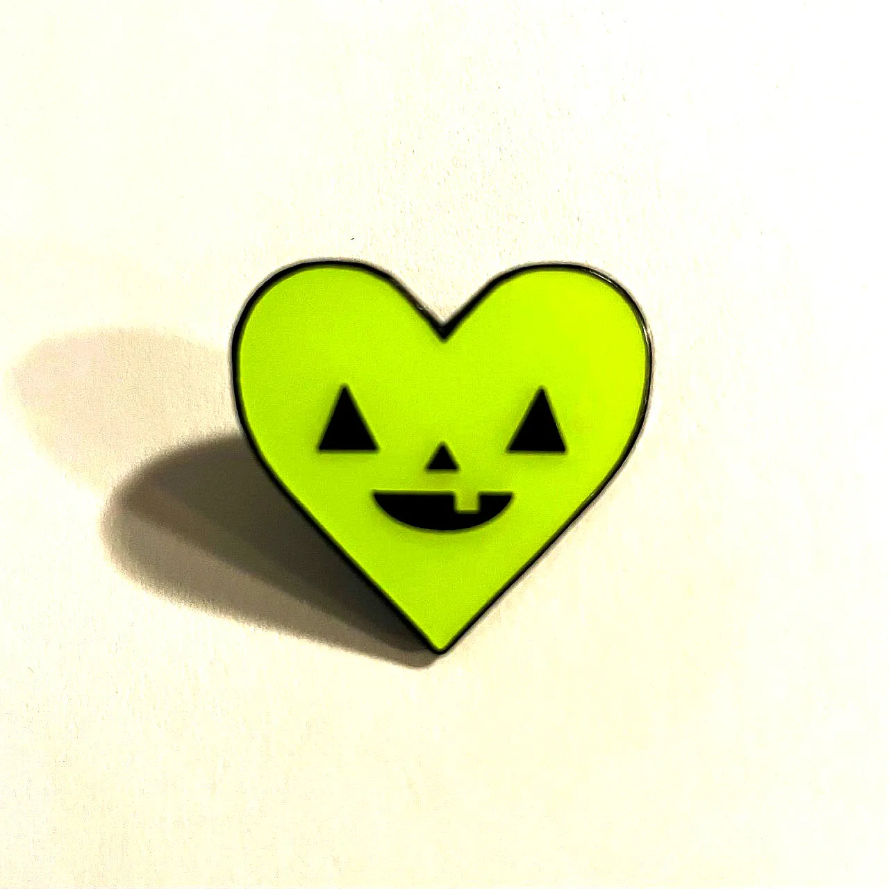 Enamel Pin: I HEART HALLOWEEN (glow-in-the-dark!)